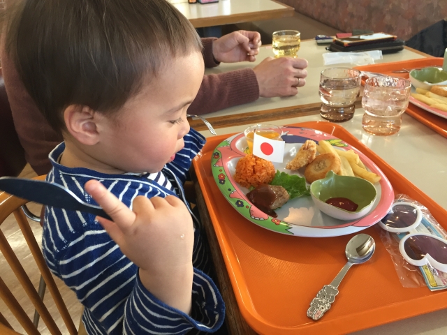 飲食店で子ども用の椅子がない場合の対処法
