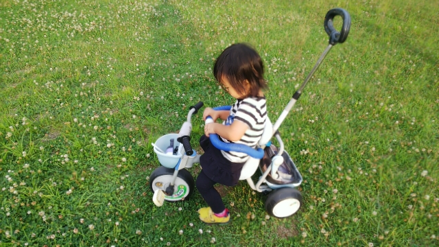 三輪車に3歳から乗り始めるのは遅い？