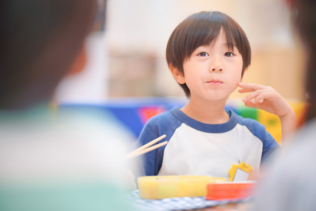 ## 保育園や幼稚園でのお箸の練習は何歳から？ 
