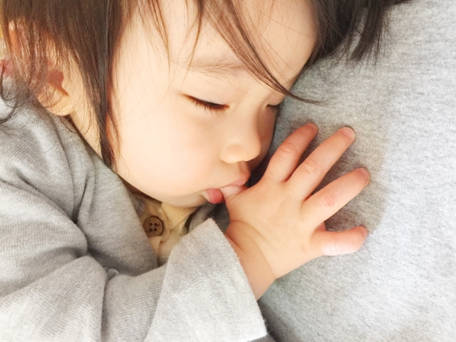 指しゃぶりはなぜ起こる？主な2つの原因