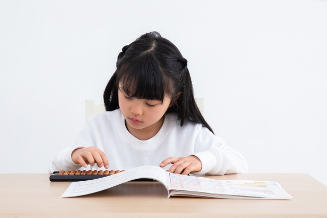 そろばんは何歳から始めると良い？4歳〜6歳が最適と言われる理由