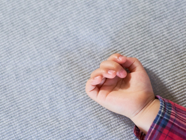 なぜ？幼児の爪噛みに隠された3つのサイン