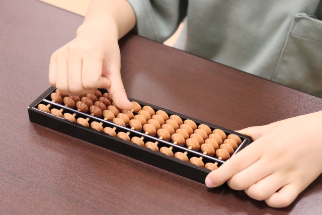 そろばんの習い事が「意味ない」は誤解！そろばんの習い事で得られる効果とは？