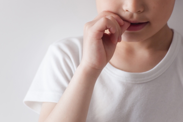 子どもの爪噛みが引き起こす3つの身体的リスク