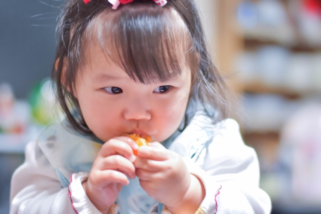 手づかみ食べはいつから？
