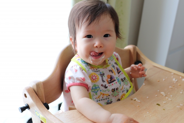 手づかみ食べで遊ぶだけの理由とは？